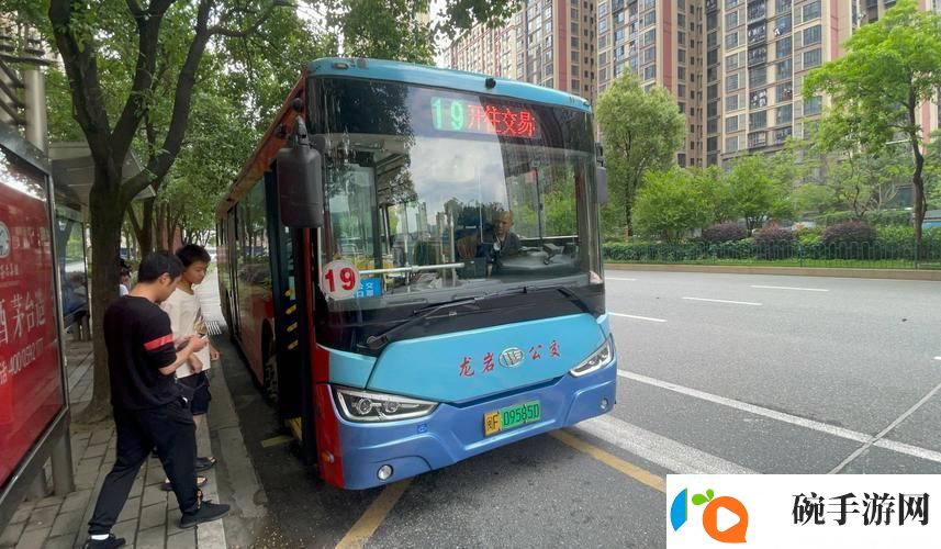 “小扫货水能么多公交车”引发的网上狂欢背后
