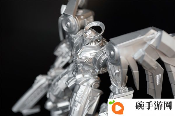 《红警OL》携手《孤注一掷》送好礼，三代机甲共创计划开启