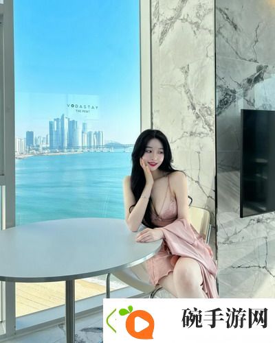 美女和男生一起努力的生猴子