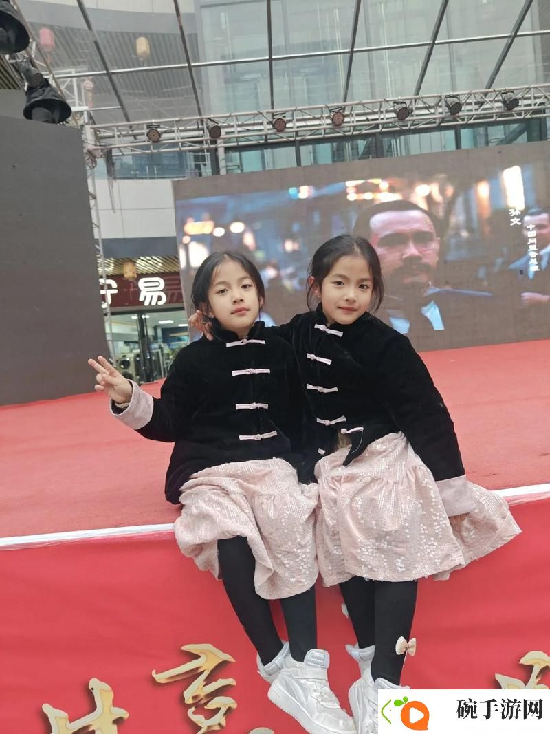 双胞胎姐妹齐上阵许多人物