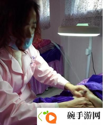 一边下奶一吃敷视频60分钟