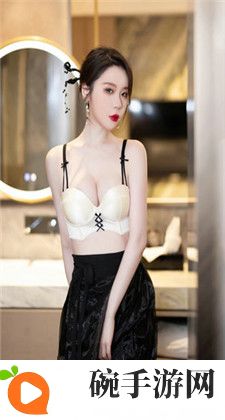 大手从衣服下摆探进去：探入衣物下摆的秘密