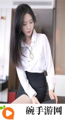 老师黑色双开真丝旗袍：真丝旗袍尽显独特韵味