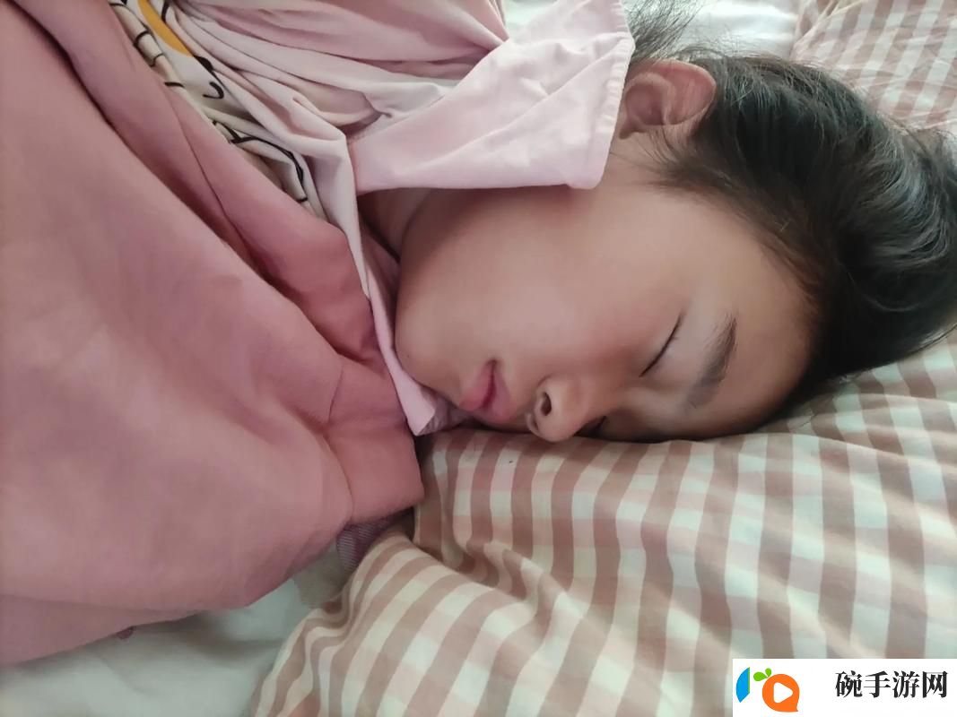 家里没人半夜就和姐姐睡了友