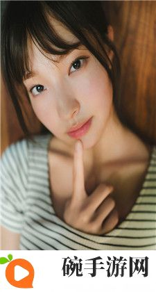 坤坤寒进桃子里：文化、象征和深层次含义