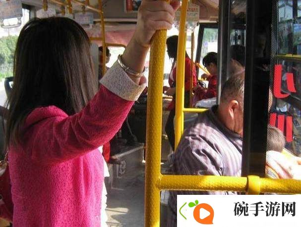 公交一晃一晃就进去了