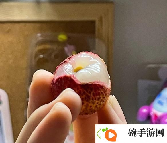 内容饱满已经塞了八颗荔枝了窦寇儿